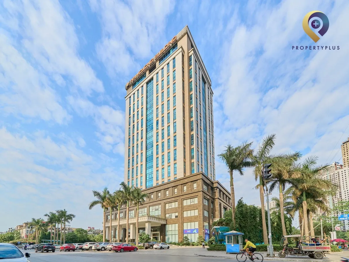 Tòa nhà Nam Cường Building nhìn từ góc đường lớn.